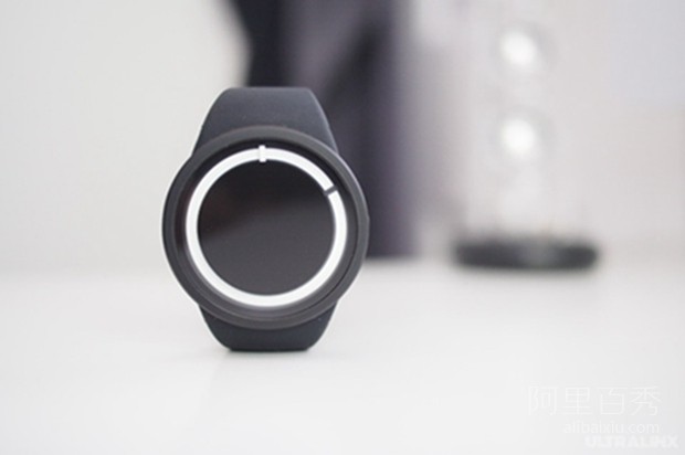 暗夜发出霓虹蓝光的ZIIIRO Eclipse手表,简约又时尚--阿里百秀