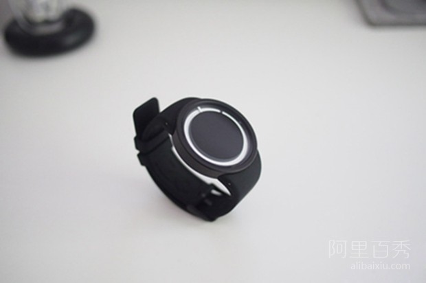 暗夜发出霓虹蓝光的ZIIIRO Eclipse手表,简约又时尚--阿里百秀